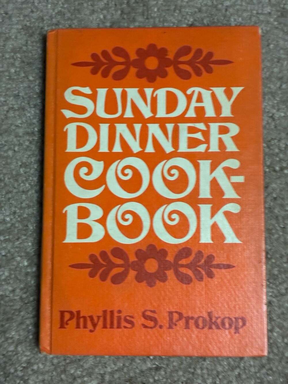 Sunday Dinner Cookbook By Phyllis S. Prokop